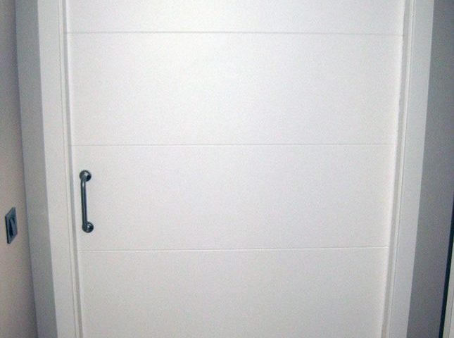 puerta de paso lacada