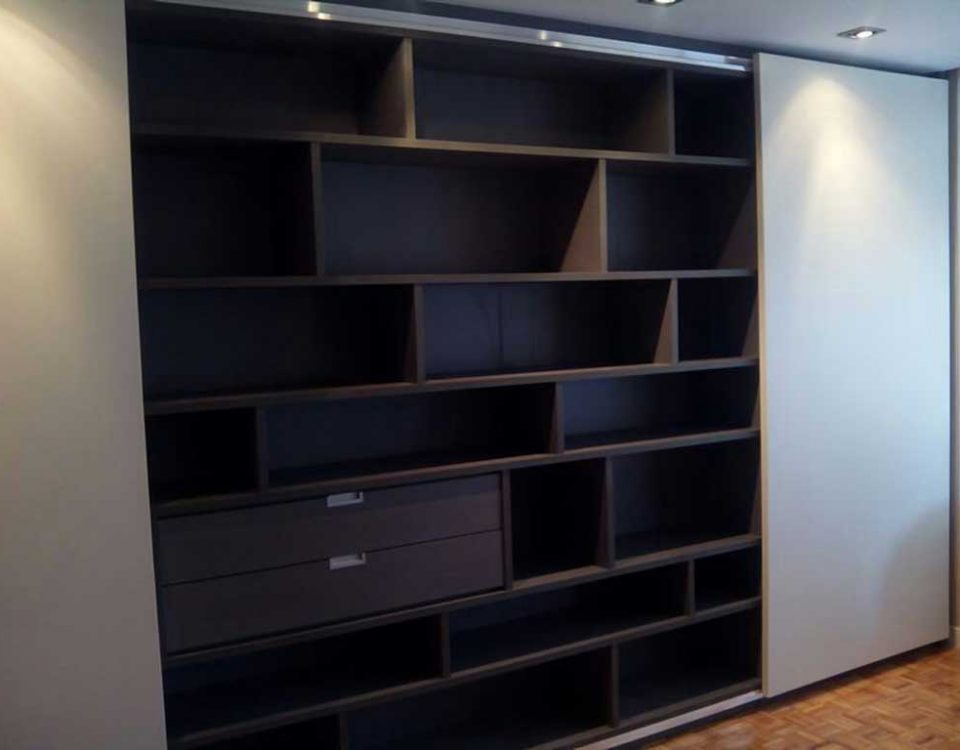 Armario con estantería incorporada y puertas corredera