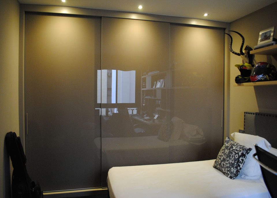 Armario corredera de tres hojas