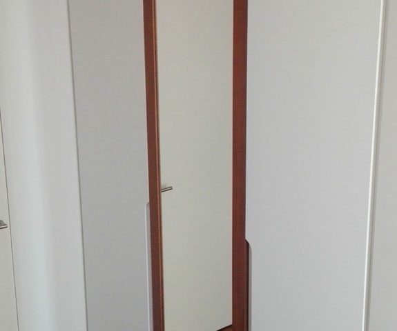 Espejo integrado en armario