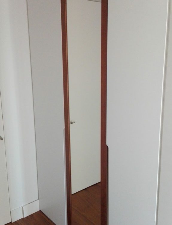 Espejo integrado en armario