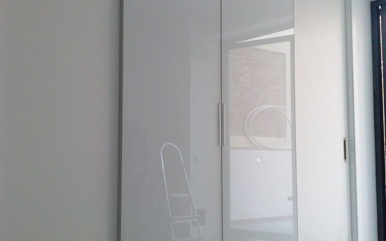 Frontal de armario con puertas de corredera acabado brillo