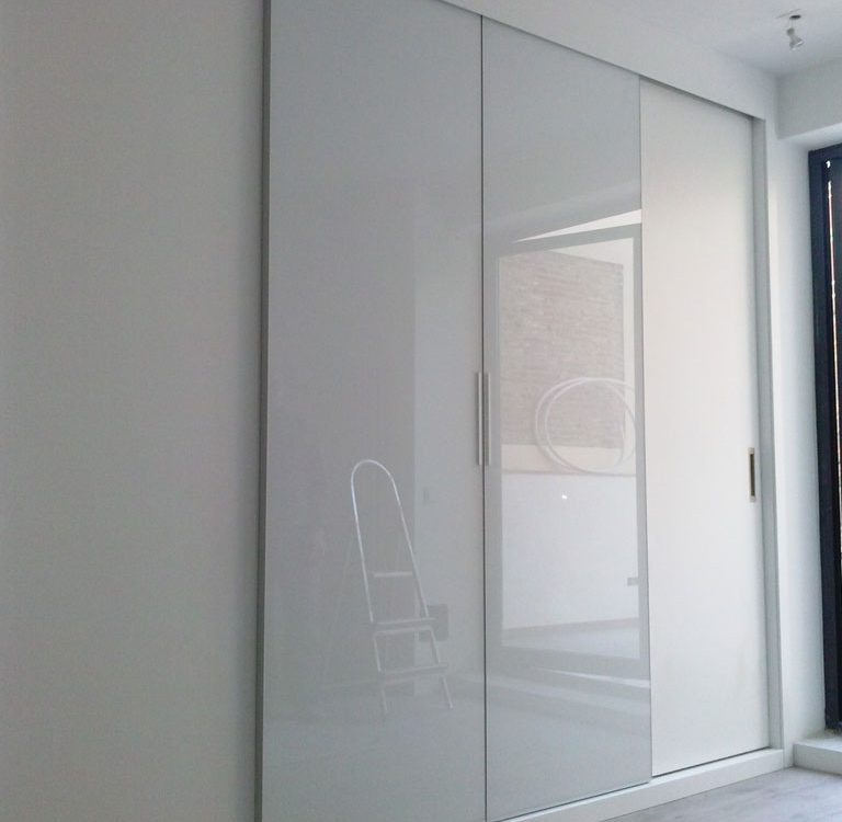 Frontal de armario con puertas de corredera acabado brillo