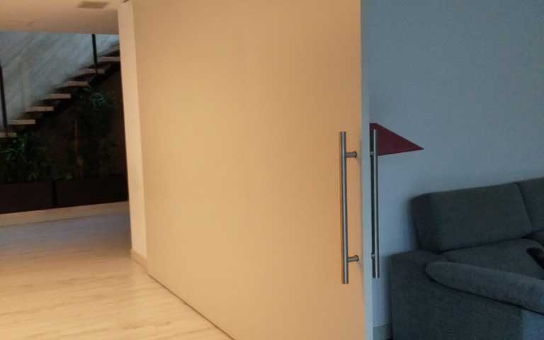 Puerta corredera separa salón comedor