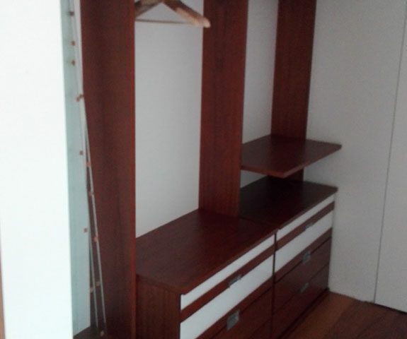 Vestidor en madera con cajoneras