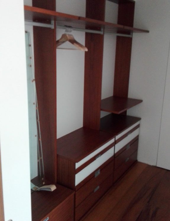 Vestidor en madera con cajoneras
