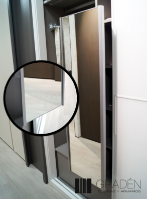 Detalle de espejo en interior de armario Gradén