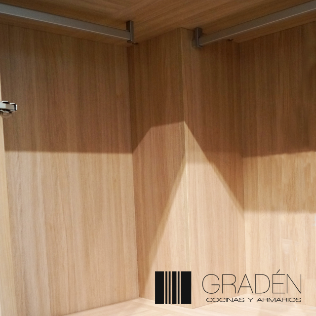 detalle de una esquina de interior de armario cajeado