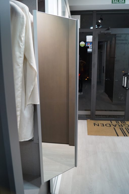 Un horno con la puerta abierta

Descripción generada automáticamente con confianza baja